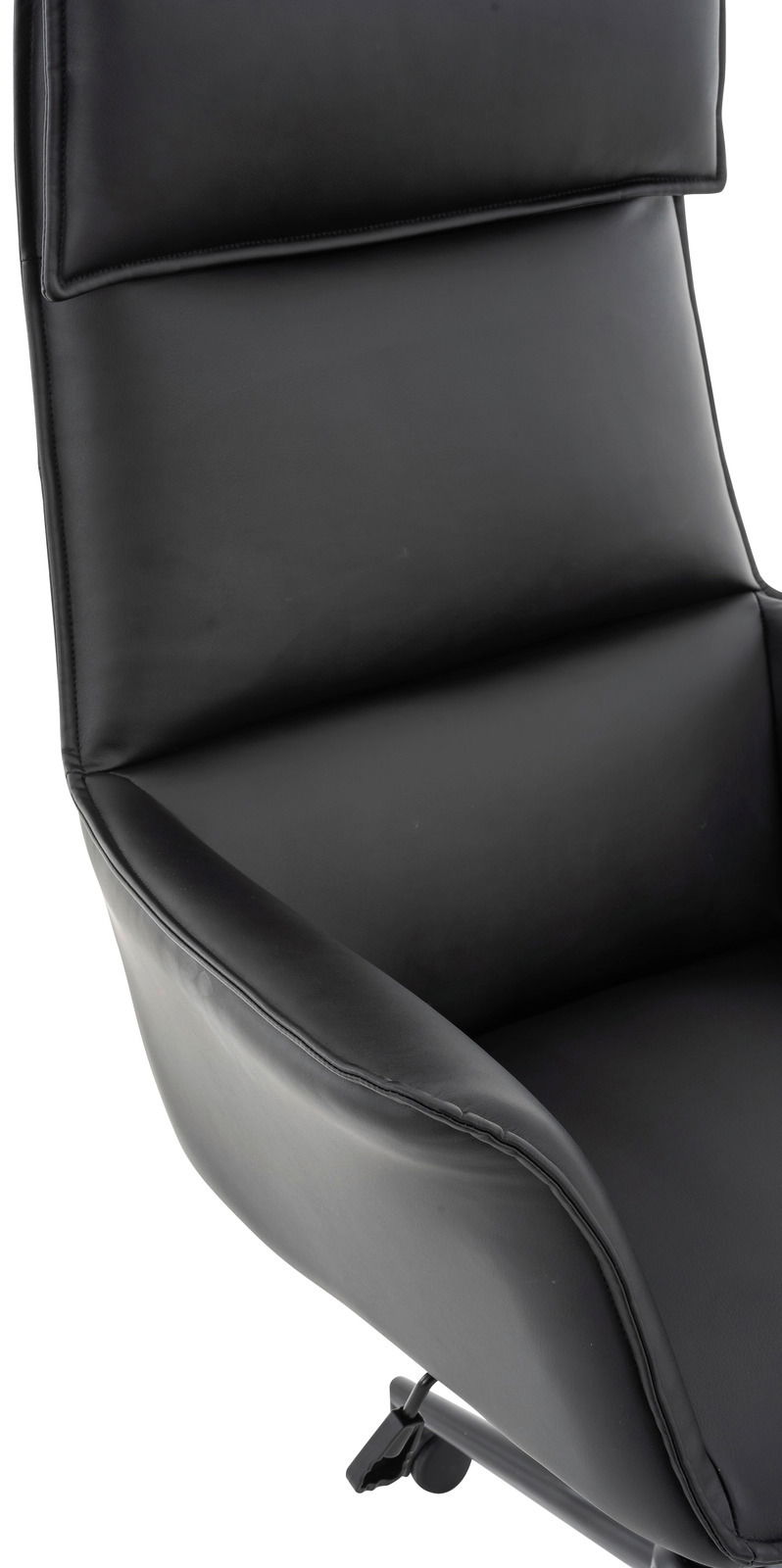 Nahaufnahme eines schwarzen Chefsessels aus Leder, seitliche Perspektive