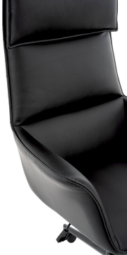 Nahaufnahme eines schwarzen Chefsessels aus Leder, seitliche Perspektive
