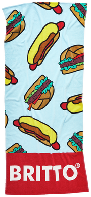 Velourstuch mit buntem Hotdog-Muster und rotem BRITTO-Logo am unteren Rand, aus der Vogelperspektive fotografiert.
