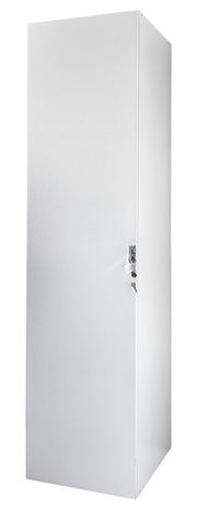 Weißer, abschließbarer Kleiderschrank aus der Perspektive von vorne rechts.