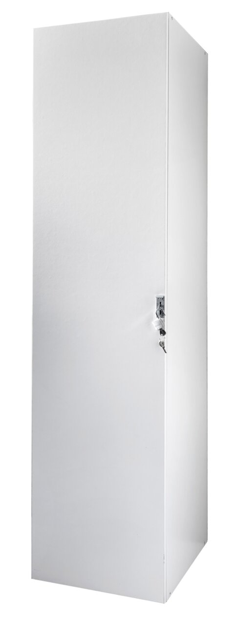 Weißer, abschließbarer Kleiderschrank aus der Perspektive von vorne rechts.