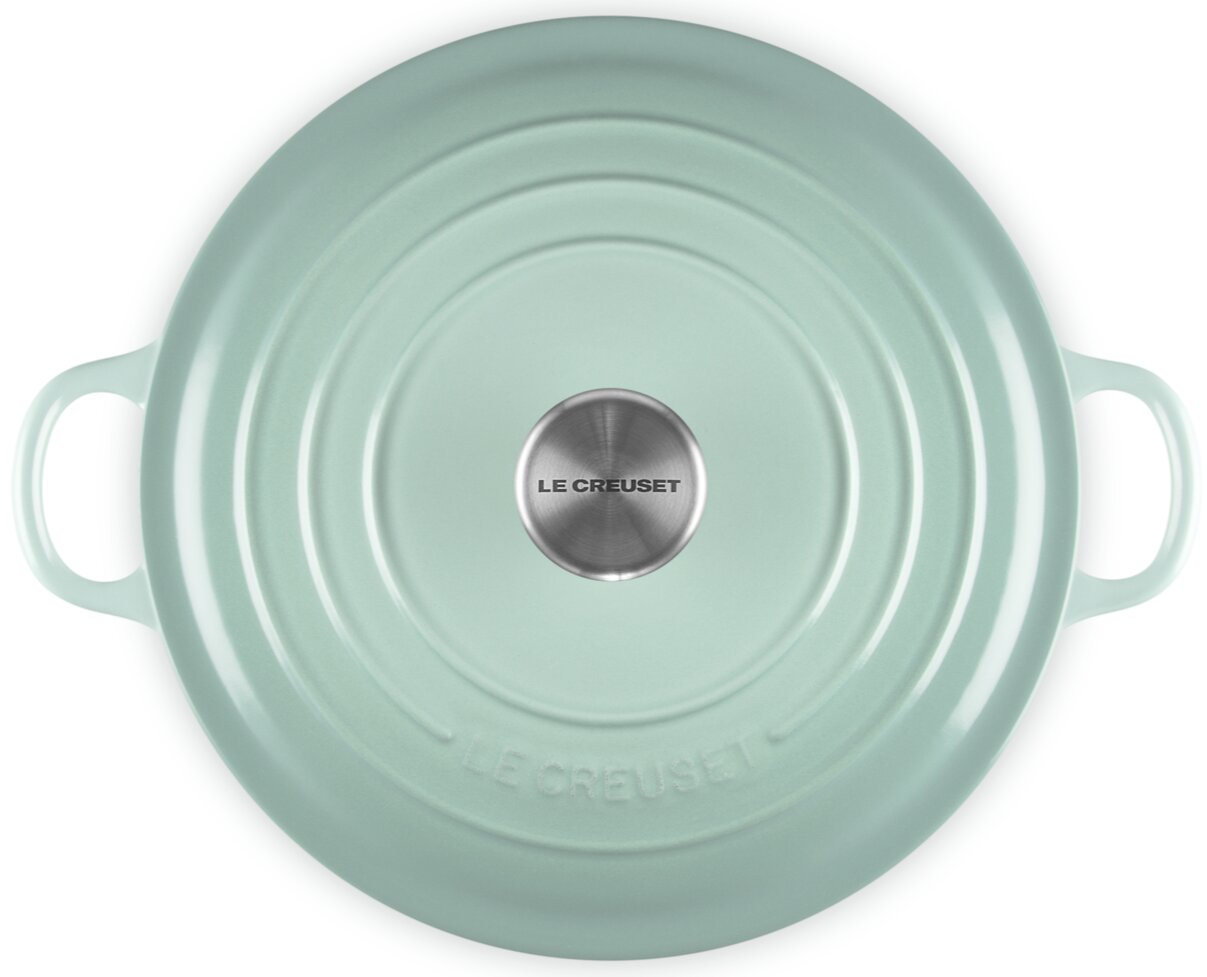 LE CREUSET Bräter 24cm rund SAGE Draufsicht auf einen mintgrünen Le Creuset Bräter mit Deckel und seitlichen Griffen, Metallknopf in der Mitte