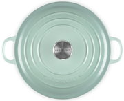 Draufsicht auf einen mintgrünen Le Creuset Bräter mit Deckel und seitlichen Griffen, Metallknopf in der Mitte