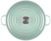 Draufsicht auf einen mintgrünen Le Creuset Bräter mit Deckel und seitlichen Griffen, Metallknopf in der Mitte