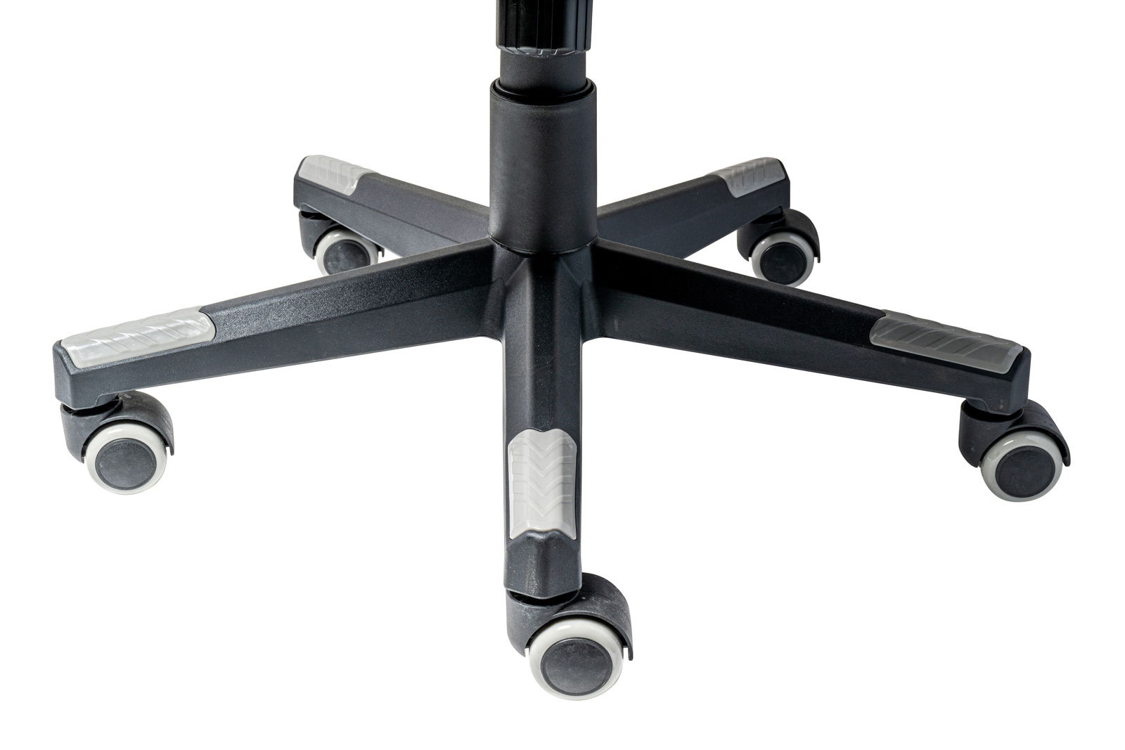 Nahaufnahme der Basis eines Gaming-Stuhls mit fünf Rollen, von oben betrachtet.