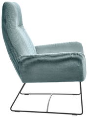 Moderner Sessel mit geripptem Stoffbezug in Seitenansicht, auf schlankem Metallgestell.