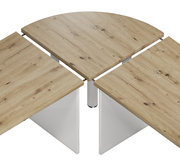 Draufsicht auf einen XORA Wangenschreibtisch IDEA-OFFICE mit Holzoptik und weißem Gestell, bestehend aus drei verbundenen Tischplatten.