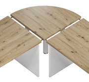 Draufsicht auf einen XORA Wangenschreibtisch IDEA-OFFICE mit Holzoptik und weißem Gestell, bestehend aus drei verbundenen Tischplatten.