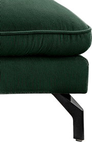 Detailaufnahme eines dunkelgrünen Cord-Polsterkissens mit schwarzem Metallfuß, seitliche Perspektive