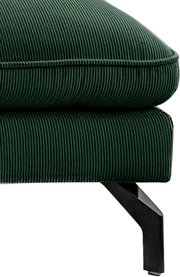 Detailaufnahme eines dunkelgrünen Cord-Polsterkissens mit schwarzem Metallfuß, seitliche Perspektive