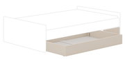 Grote bedkist in beige, in perspectief vanaf de zijkant afgebeeld, gedeeltelijk onder een bedframe vandaan geschoven.