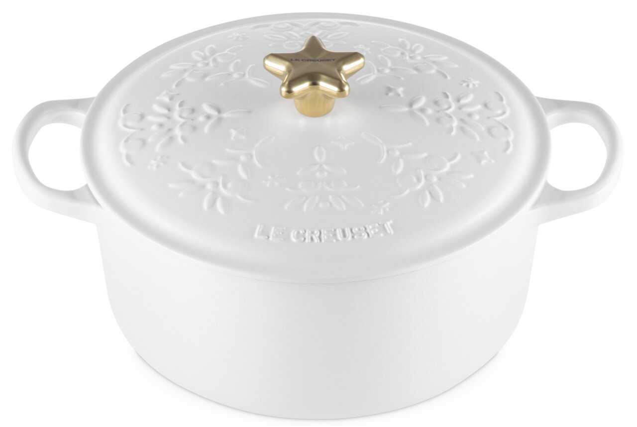 Weißer Bräter mit weihnachtlichem Muster und goldfarbenem Sternknauf, seitliche Perspektive