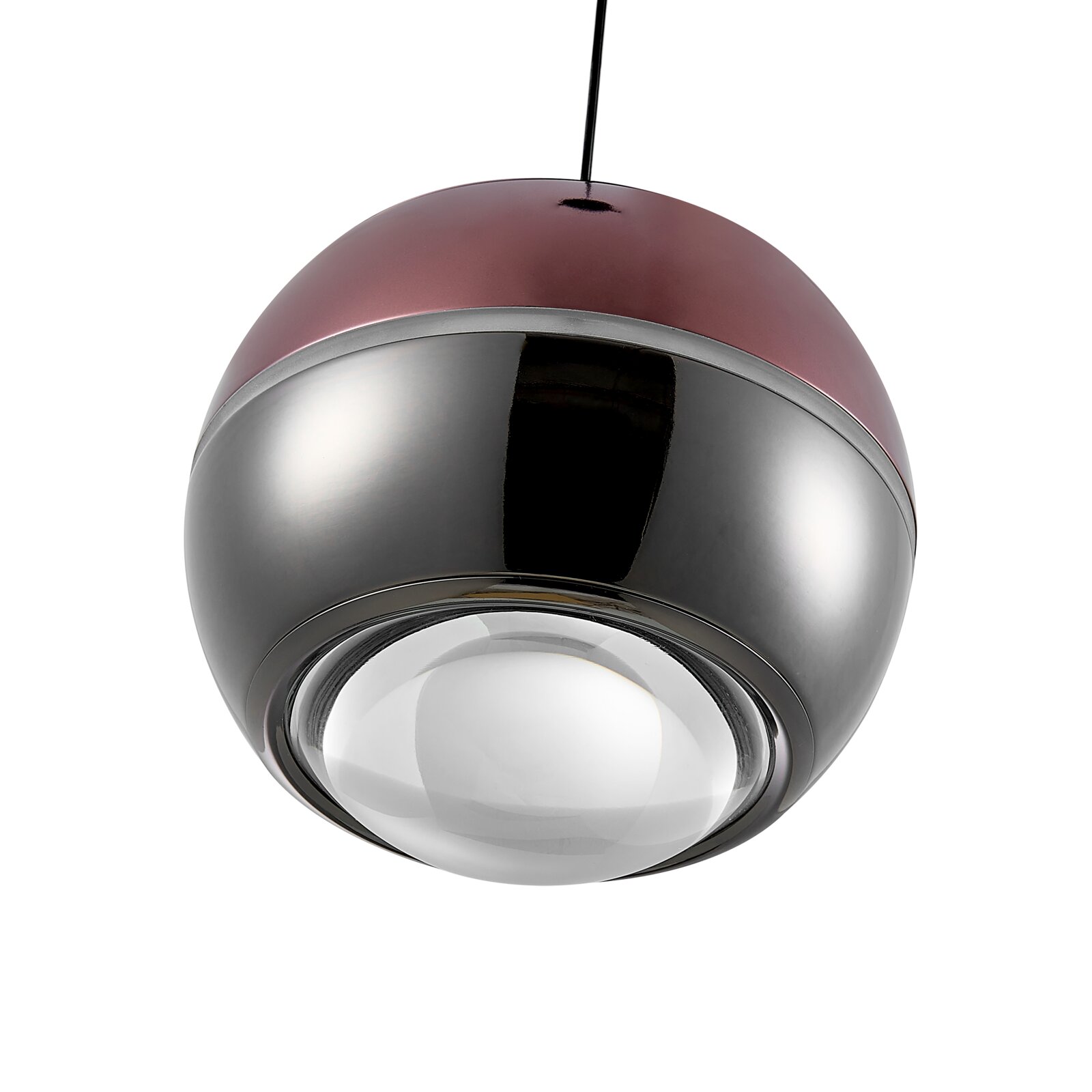 Kugelförmige Pendelleuchte mit glänzendem Metallgehäuse in Schwarz und Bordeauxrot sowie großer Glaslinse unten, Ansicht leicht von unten auf weißem Hintergrund
