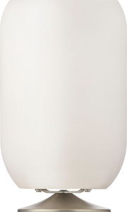 Tischlampe mit gebürstetem silbernen Sockel und weißem, zylindrischem Schirm, frontal betrachtet.