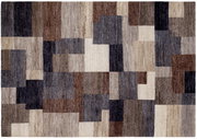 Wollteppich mit geometrischem Muster in verschiedenen Brauntönen und Grautönen, aus der Vogelperspektive fotografiert.