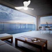 Weißer Deckenventilator mit integrierter LED-Leuchte in Bewegung an einer überdachten Terrasse mit Meerblick, Ansicht von unten schräg nach oben