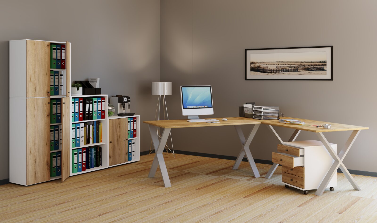 Modernes Büro-Setup mit großem Eckschreibtisch aus Holz und weißem X-Gestell, Rollcontainer mit Schubladen sowie Aktenschrank mit offenen Fächern; Perspektive: frontale Ansicht leicht von links.