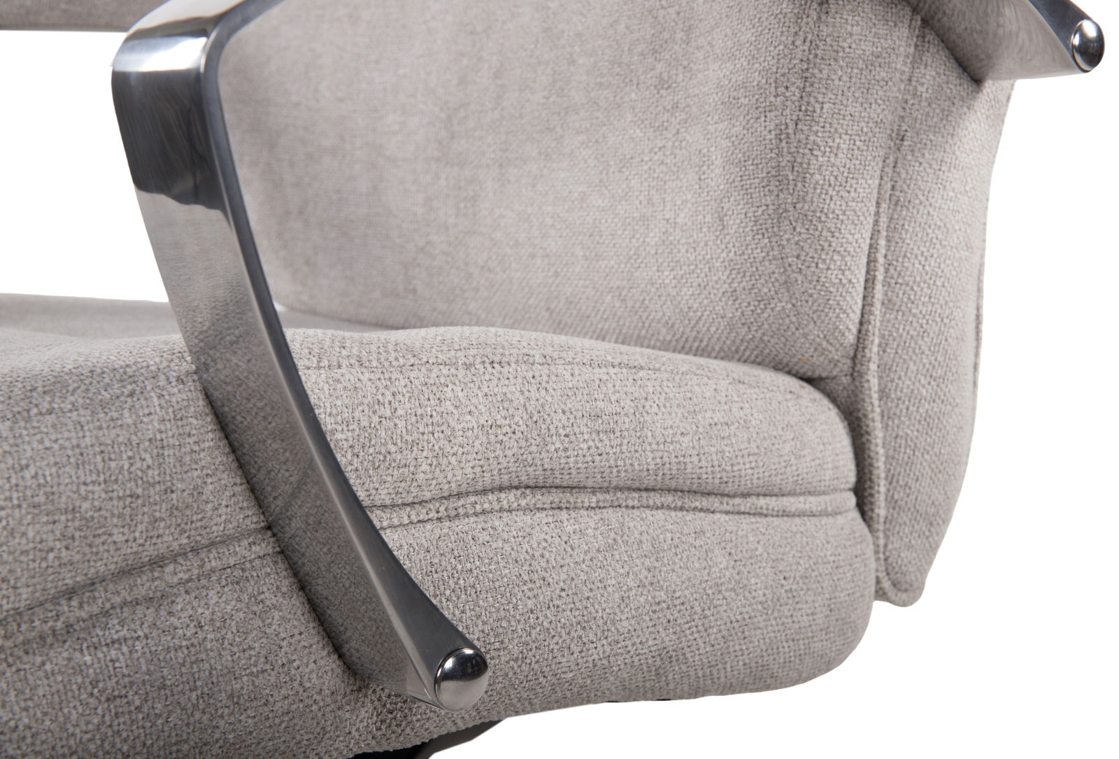 Nahaufnahme eines Chefsessels mit grauem Stoffbezug und eleganten Metallarmlehnen, seitliche Perspektive.