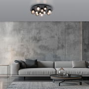 Moderne LED-Deckenleuchte mit mehreren Glühbirnen in einem stilvollen Wohnzimmer, von unten betrachtet.