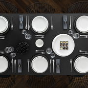 Eleganter Gourmetteller NewMoon 32cm in moderner Tischdekoration, Vogelperspektive