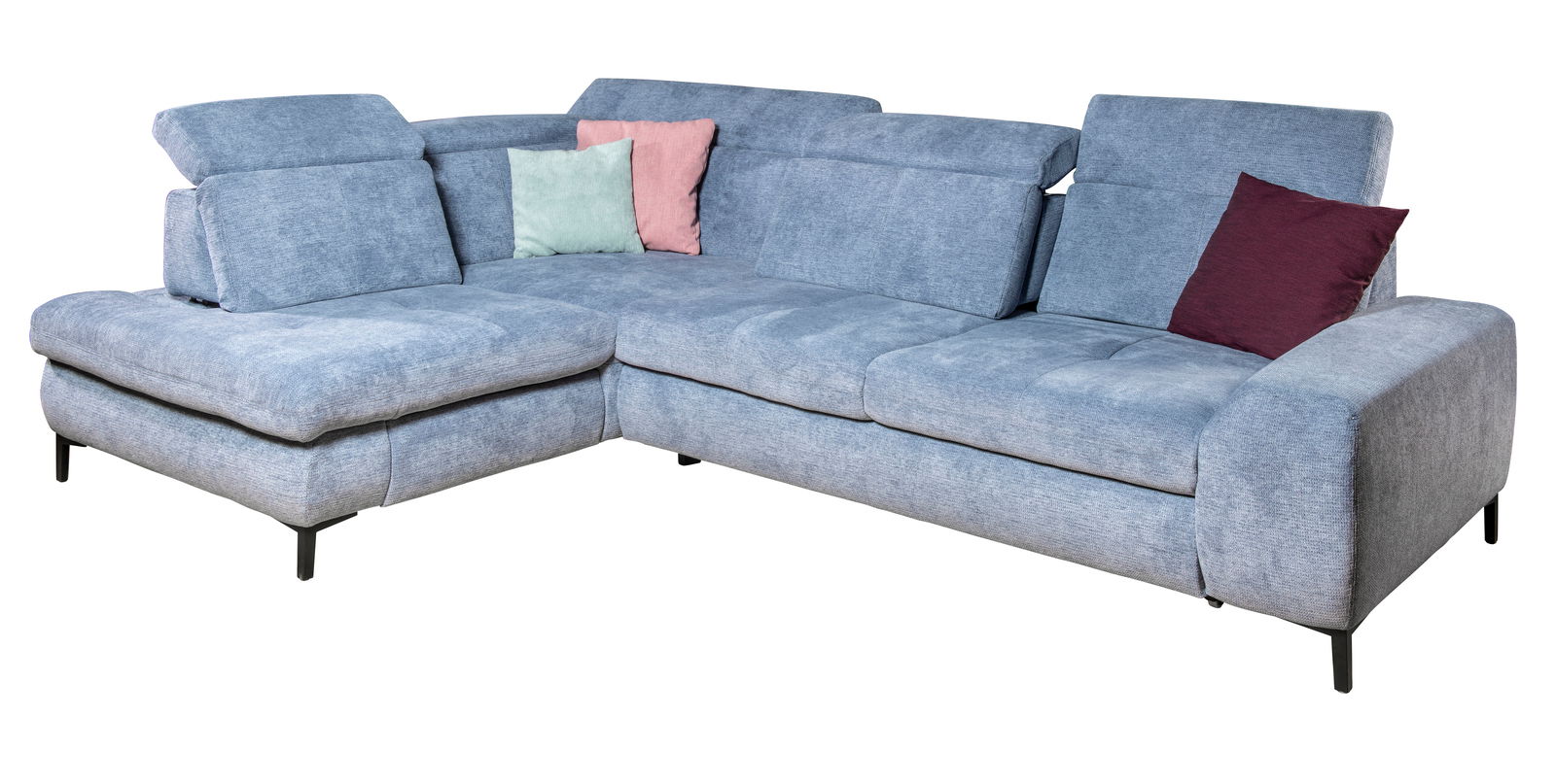 Großes, modernes Ecksofa in hellblauem Stoff mit verstellbaren Kopfstützen und farbigen Kissen, aus seitlicher Perspektive fotografiert.