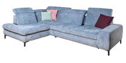 Großes, modernes Ecksofa in hellblauem Stoff mit verstellbaren Kopfstützen und farbigen Kissen, aus seitlicher Perspektive fotografiert.