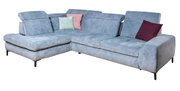 Großes, modernes Ecksofa in hellblauem Stoff mit verstellbaren Kopfstützen und farbigen Kissen, aus seitlicher Perspektive fotografiert.