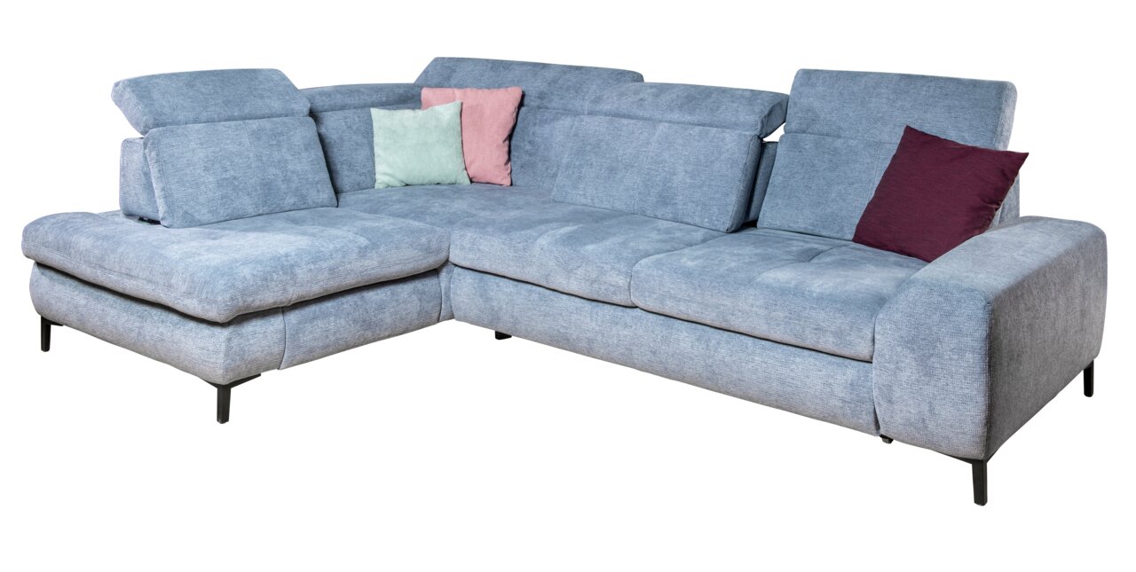 Großes, modernes Ecksofa in hellblauem Stoff mit verstellbaren Kopfstützen und farbigen Kissen, aus seitlicher Perspektive fotografiert.