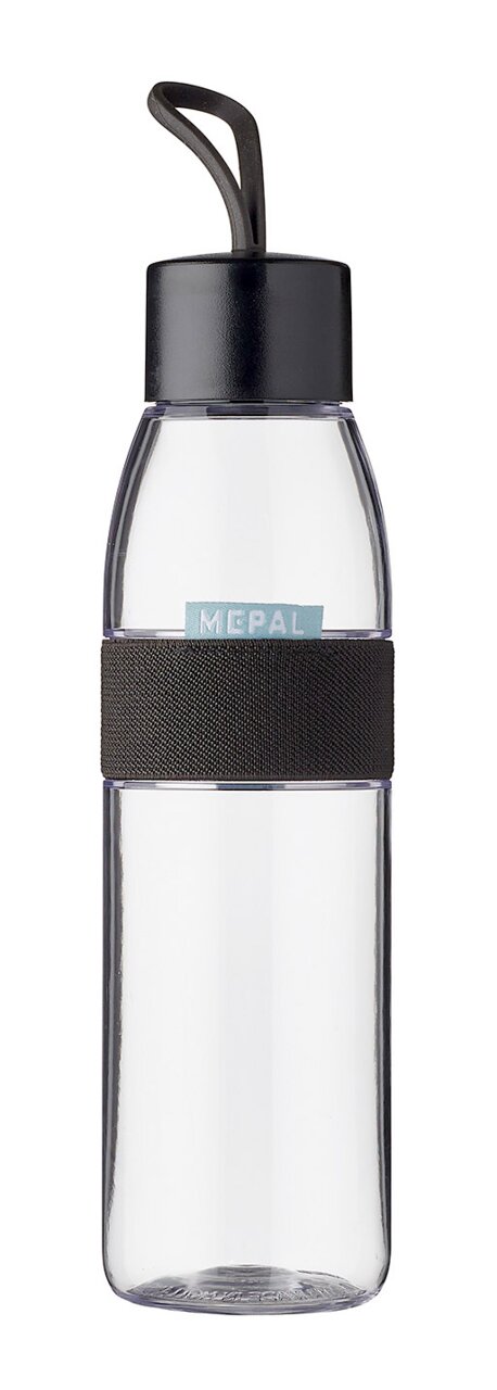 Transparente Trinkflasche mit schwarzem Deckel und Trageschlaufe, seitliche Ansicht