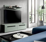 Modernes Wohnzimmer mit mintgrünem TV-Lowboard und Wandregal, großem Flachbildfernseher und schwarzen Griffen, fotografiert in leichter Seitenansicht von vorn