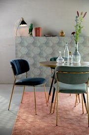 Moderner Stuhl mit dunkelblauem Samtbezug und goldenen Beinen, seitliche Perspektive.