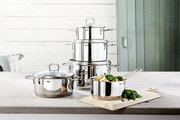 Topfset Alicante 5-tlg aus Edelstahl, bestehend aus mehreren Töpfen mit Deckeln, auf einer Küchenarbeitsplatte präsentiert. Perspektive von vorne.