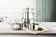 Topfset Alicante 5-tlg aus Edelstahl, bestehend aus mehreren Töpfen mit Deckeln, auf einer Küchenarbeitsplatte präsentiert. Perspektive von vorne.