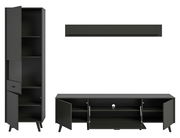 Wohnkombination in dunklem Design, bestehend aus einem hohen Schrank mit offenen und geschlossenen Fächern, einem langen TV-Schrank mit Türen und einem Wandregal. Frontalansicht.
