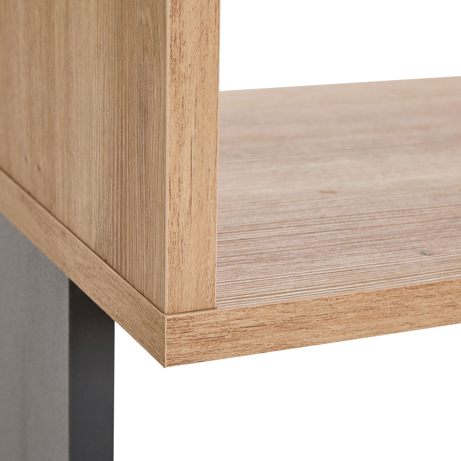 Nahaufnahme eines Regals mit Holzoptik, seitliche Perspektive