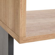 Nahaufnahme eines Regals mit Holzoptik, seitliche Perspektive