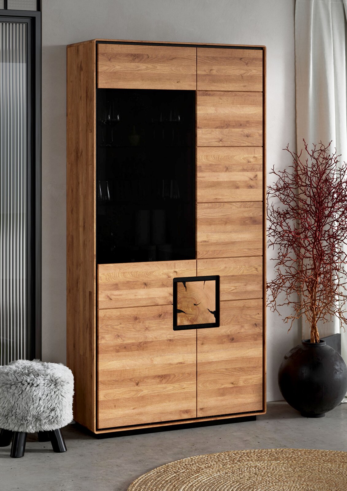 Landscape Kombi-Vitrine II BRIXEN Hoher Wohnzimmerschrank in Eichenholz-Optik mit schwarzer Glasfront und dekorativem quadratischem Griffdetail, fotografiert in leichter Schrägansicht von vorn (Frontansicht).