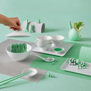 Suppenteller 24 cm in einer stilvollen Tischdekoration mit grünen Akzenten, aus der Vogelperspektive fotografiert.