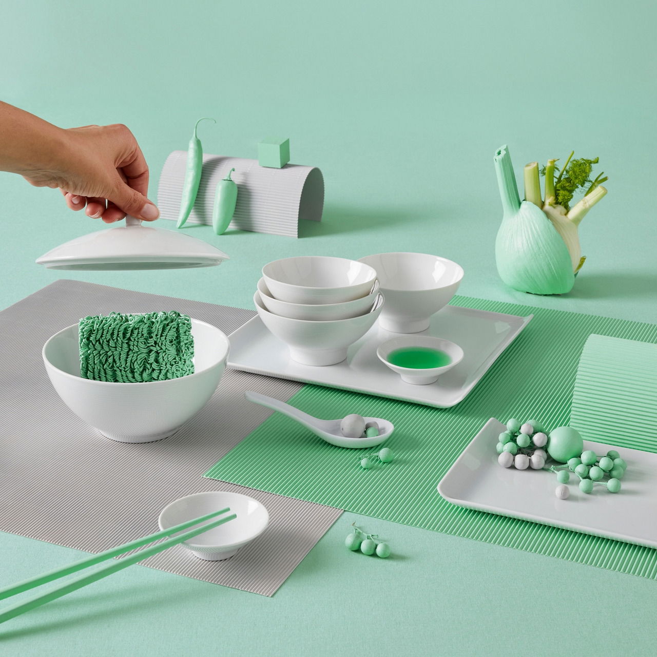 Suppenteller 24 cm in einer stilvollen Tischdekoration mit grünen Akzenten, aus der Vogelperspektive fotografiert.