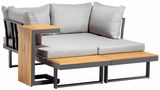 Gartenlounge mit grauen Kissen und Holzdetails, seitliche Perspektive