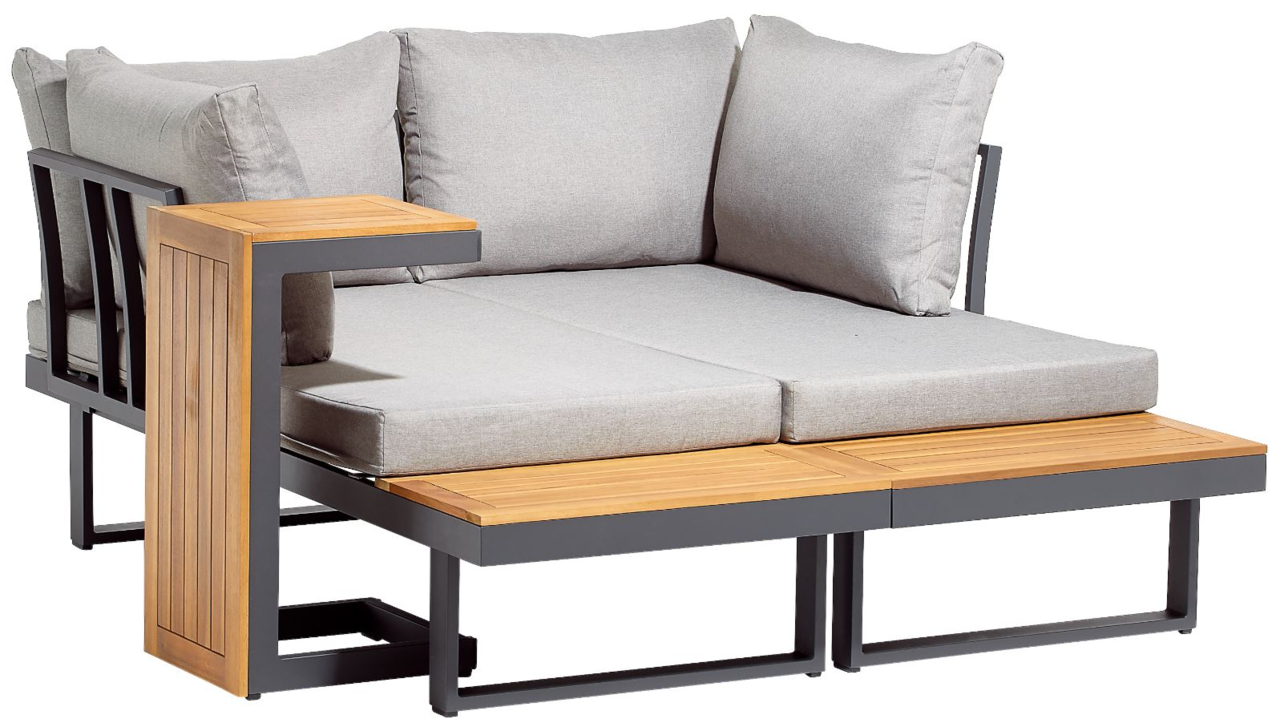 Gartenlounge mit grauen Kissen und Holzdetails, seitliche Perspektive