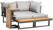 Gartenlounge mit grauen Kissen und Holzdetails, seitliche Perspektive