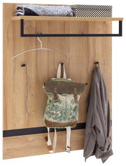 Garderobenpaneel aus Holz mit Ablage, Kleiderstange und Haken, frontal fotografiert. Auf der Ablage liegen Decken und eine Box, darunter hängt ein Kleiderbügel, ein Rucksack und eine Jacke.