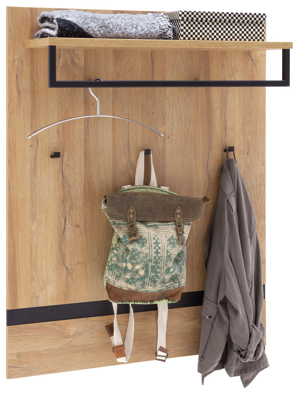 Garderobenpaneel aus Holz mit Ablage, Kleiderstange und Haken, frontal fotografiert. Auf der Ablage liegen Decken und eine Box, darunter hängt ein Kleiderbügel, ein Rucksack und eine Jacke.