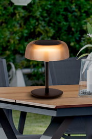 Solarleuchte Ambia Garden auf einem Tisch im Freien, seitliche Perspektive