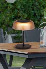 Solarleuchte Ambia Garden auf einem Tisch im Freien, seitliche Perspektive