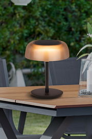 Solarleuchte Ambia Garden auf einem Tisch im Freien, seitliche Perspektive