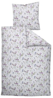 Bettwäsche-Set mit weißem Grund und zartem Blumenmuster in Lila, Blau und Grün, bestehend aus Bettbezug und Kissenbezug, in Frontansicht von oben (Flatlay) dargestellt