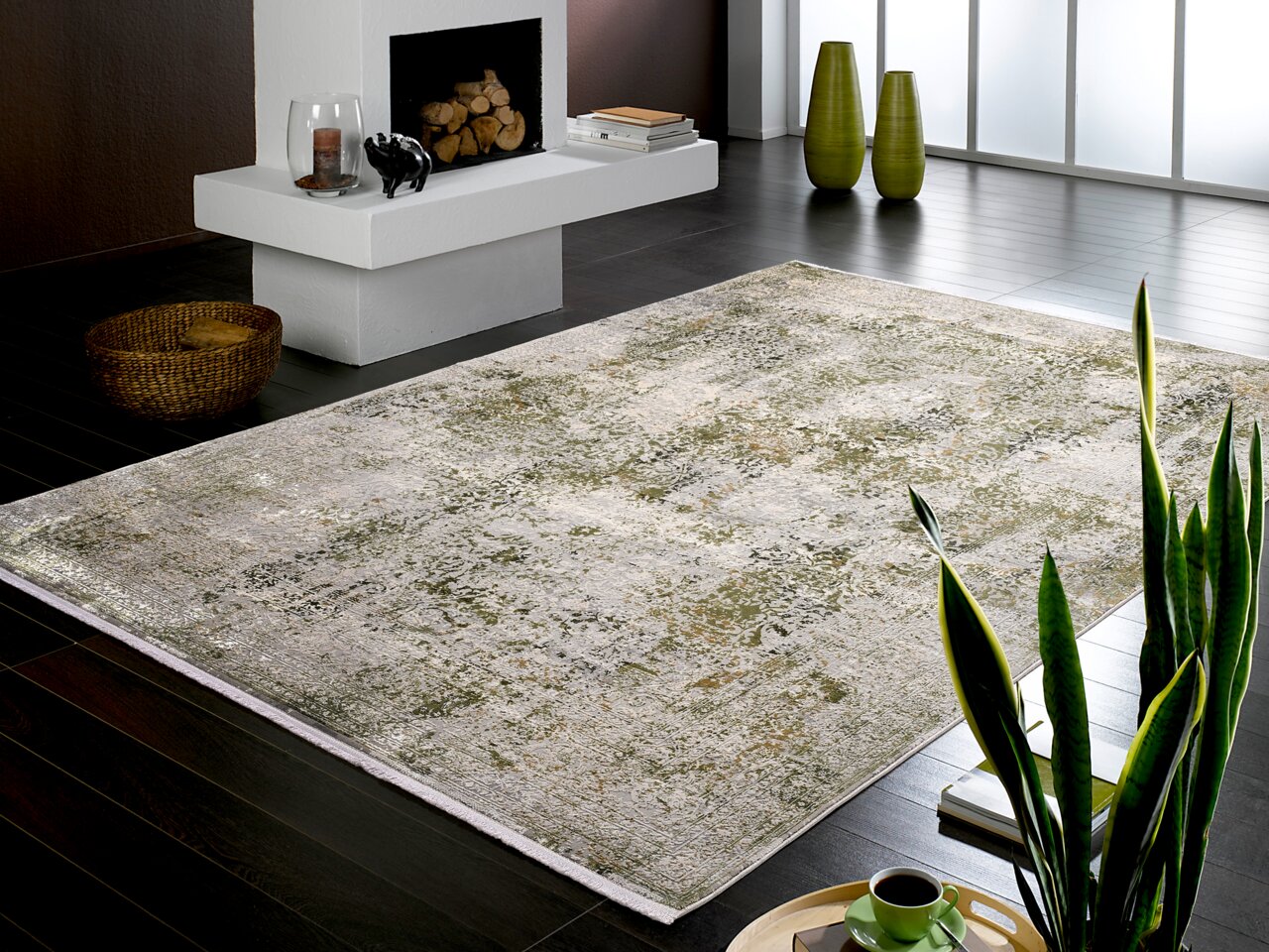 Designer Teppich in einem modernen Wohnzimmer mit dunklem Holzboden, Kamin und grünen Dekorationsobjekten, aus einer seitlichen Perspektive fotografiert.