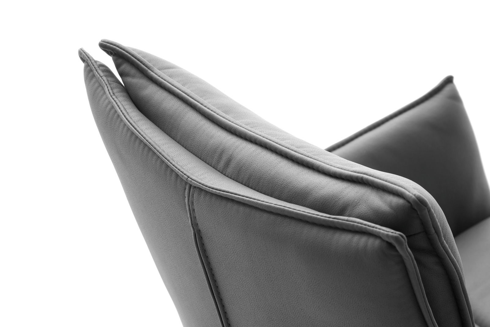 Nahaufnahme der Rückenlehne eines grauen Sessels aus Leder, seitliche Perspektive.